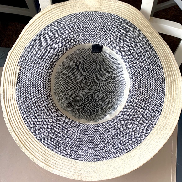 Wide Rim Women’s Sun Hat - Picture 3 of 3